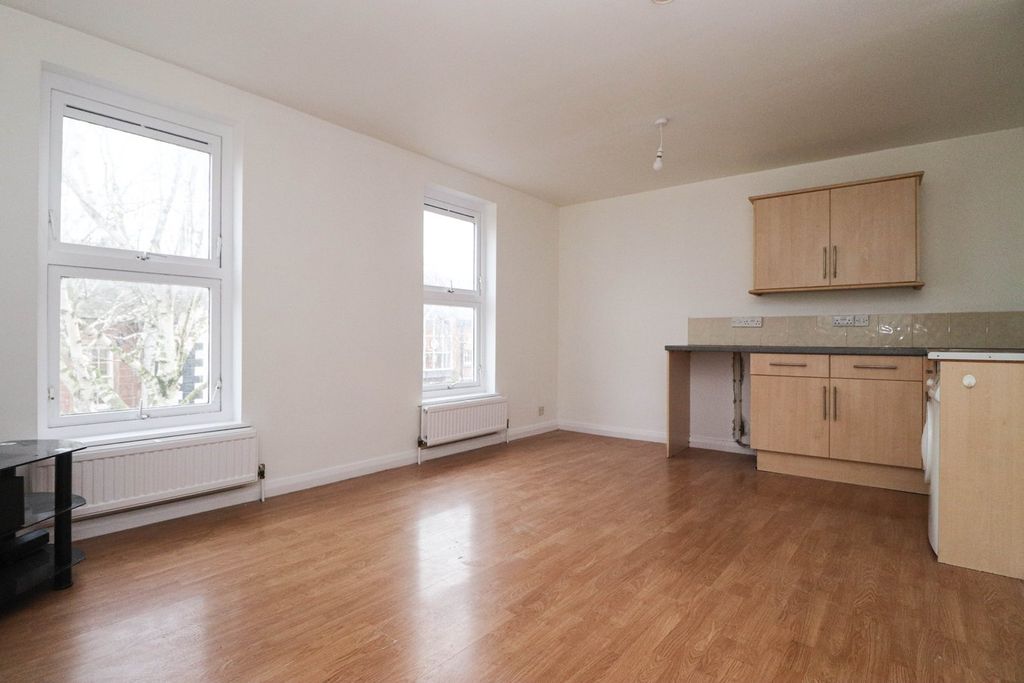 Property photo 2 of 11 Open Plan Living/Bedroom