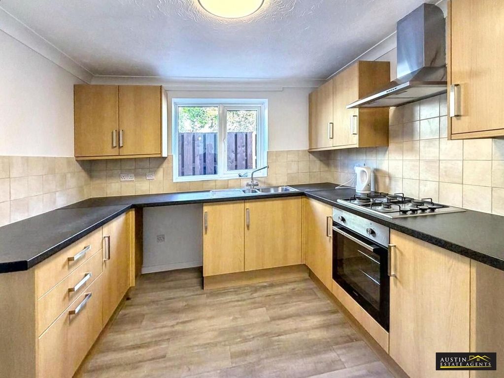 Property photo 2 of 11 Kitchen