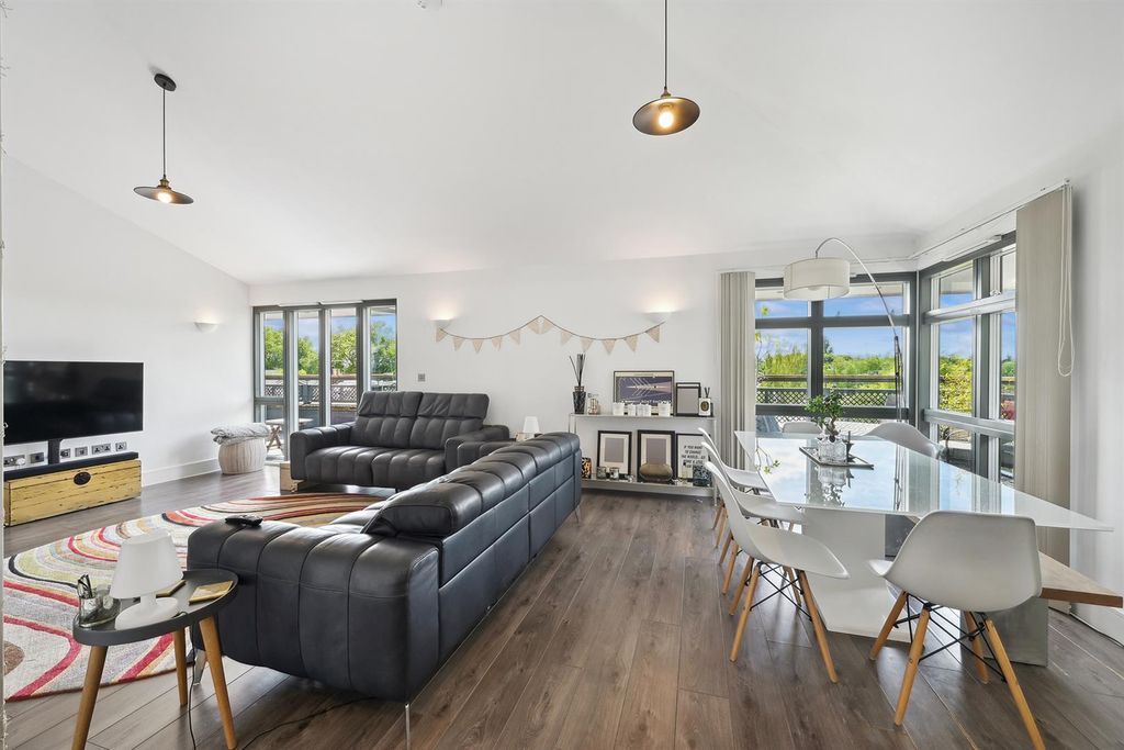 Property photo 2 of 12 Flat Albany Court (4).Jpg