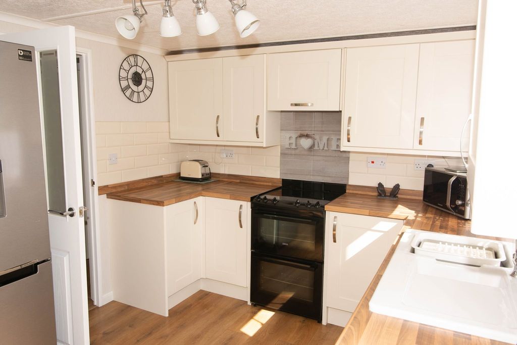 Property photo 2 of 25