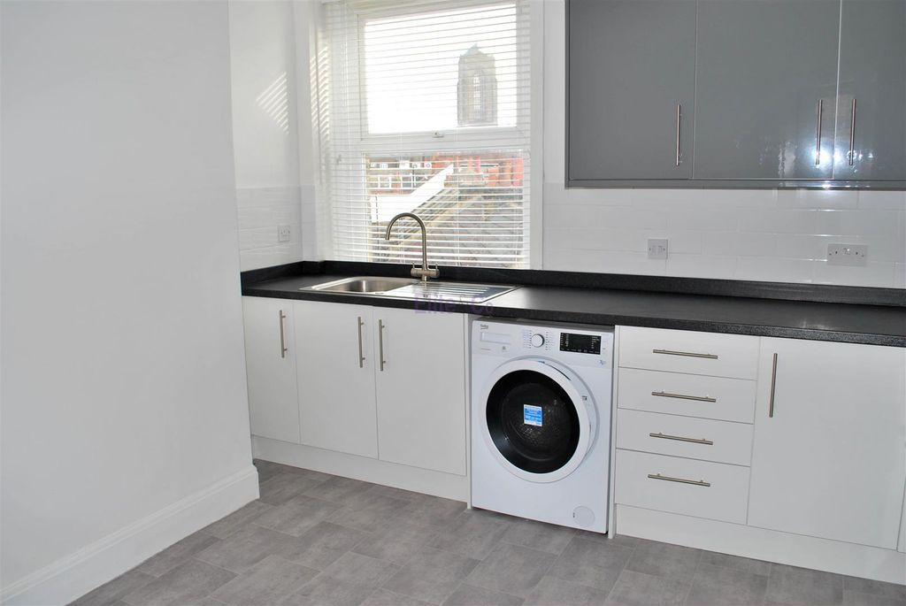 Property photo 3 of 7 Kitchen