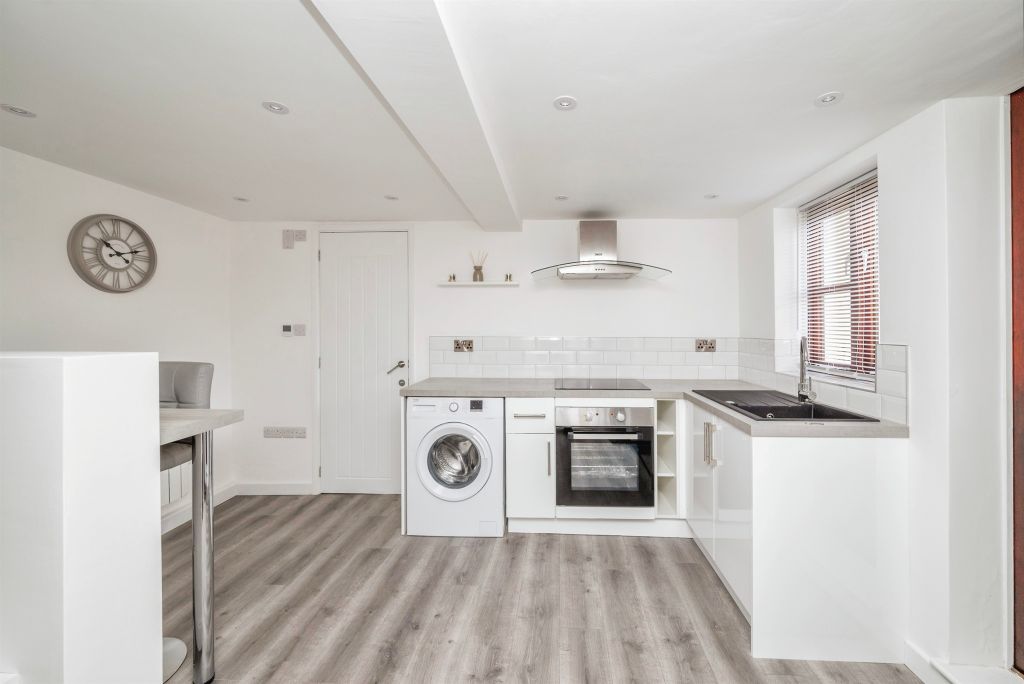 Property photo 3 of 9 Kitchen