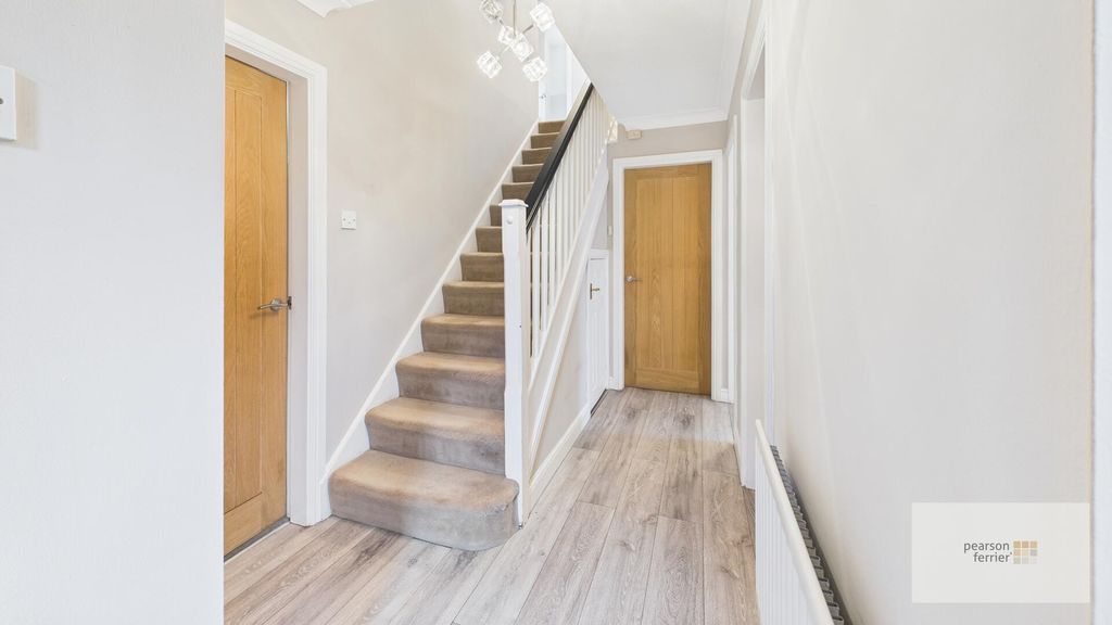 Property photo 2 of 18 Hallway