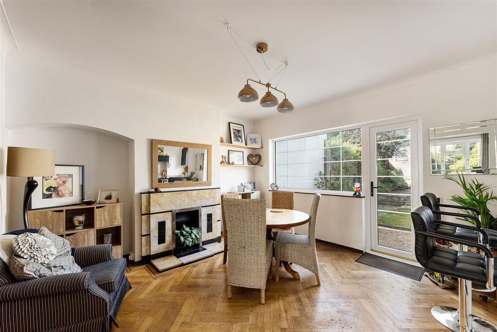 Property photo 3 of 38 Wigram Road, E11