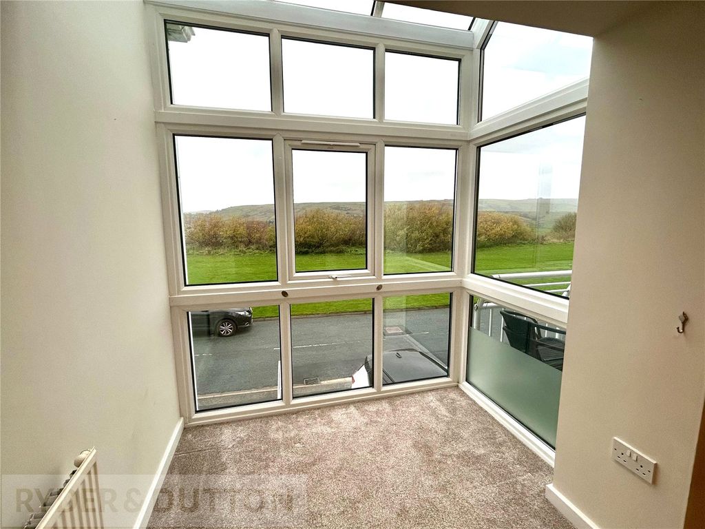 Property photo 3 of 25 Lounge