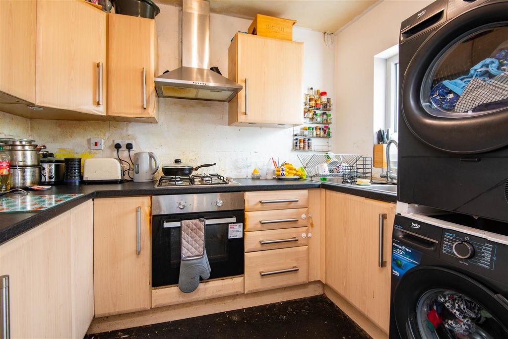 Property photo 3 of 17 Kitchen