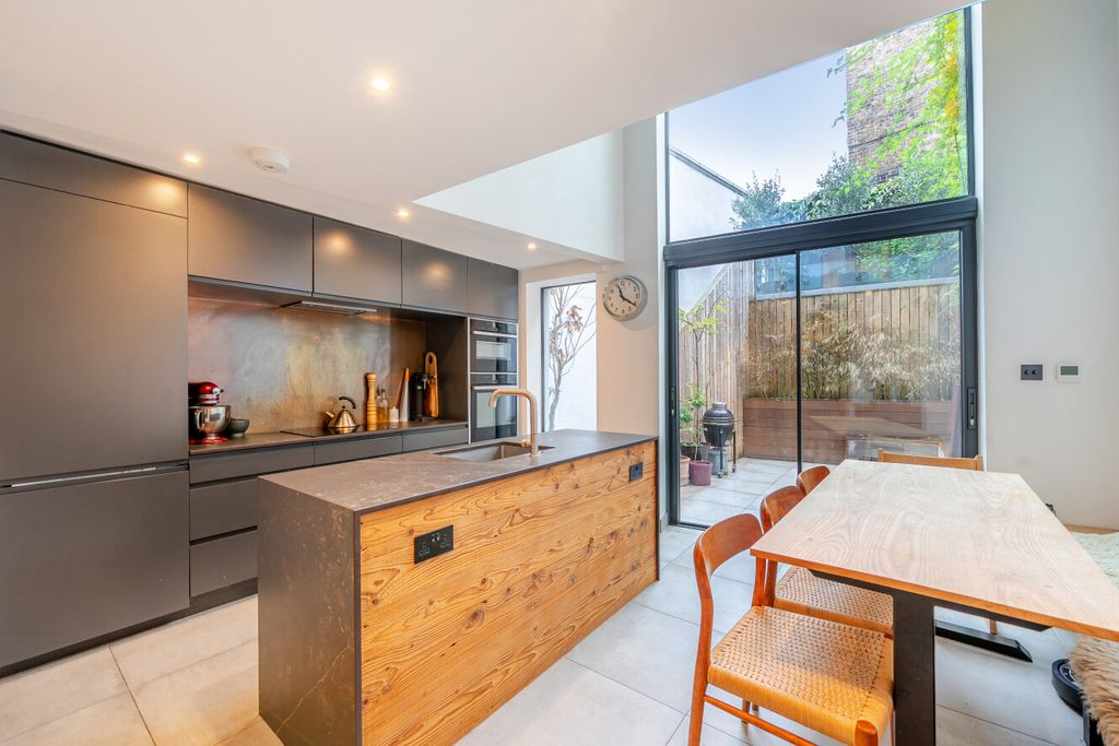 Property photo 2 of 20 1536541-18-1A1591...