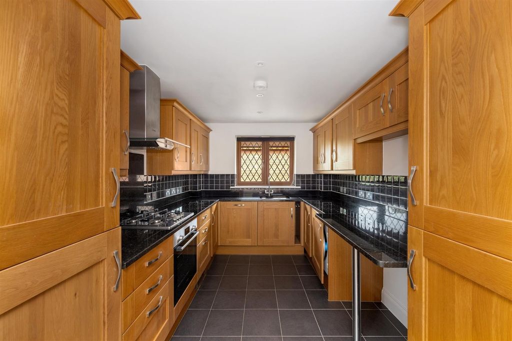 Property photo 3 of 14 Denmans Lane, Hickmans Court, 4-006.Jpg