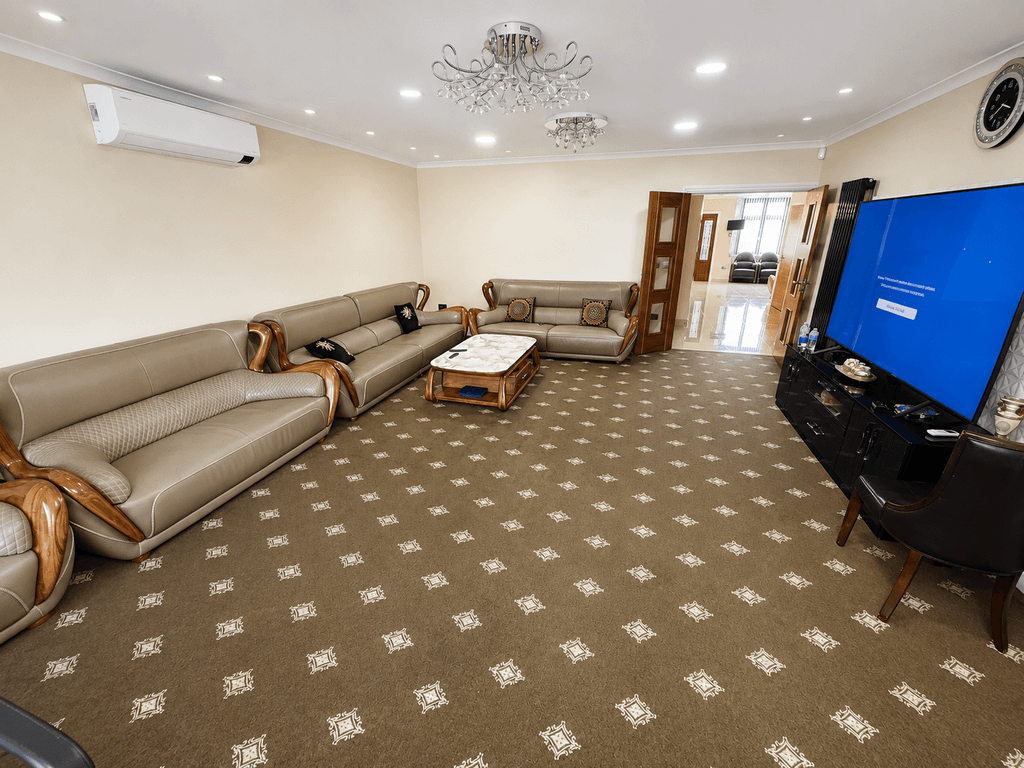 Property photo 2 of 12 5Efbaef8-4A5F-4771-9858-88d0E7F58c3B