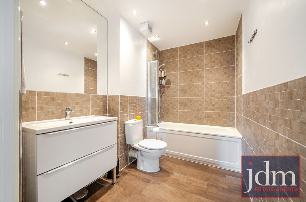 Property photo 2 of 10 Bathroom 1