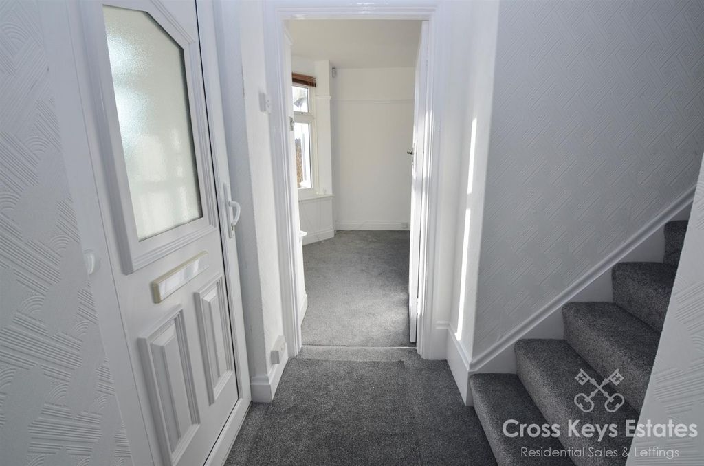 Property photo 2 of 25 Entrance Hallway