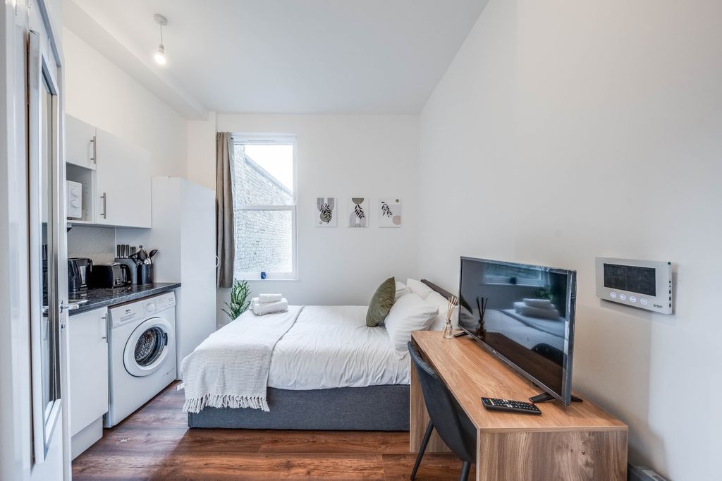 Property photo 1 of 16 This Inviting Double Bedroom Features A Cozy Layou...