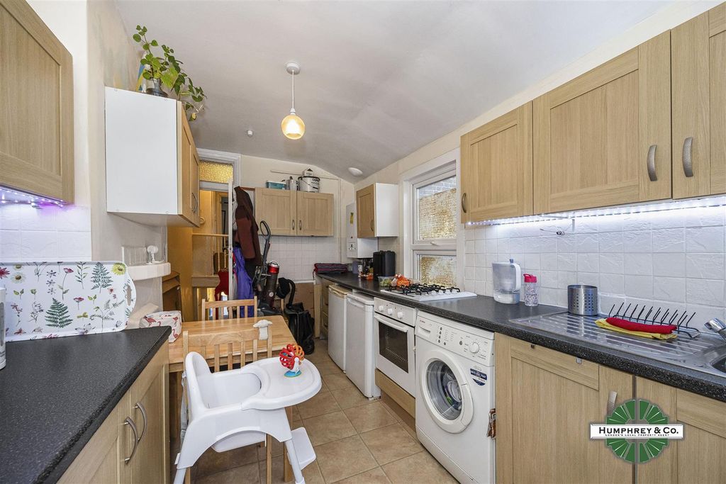 Property photo 3 of 12 142A Hoe Street -002.Jpg