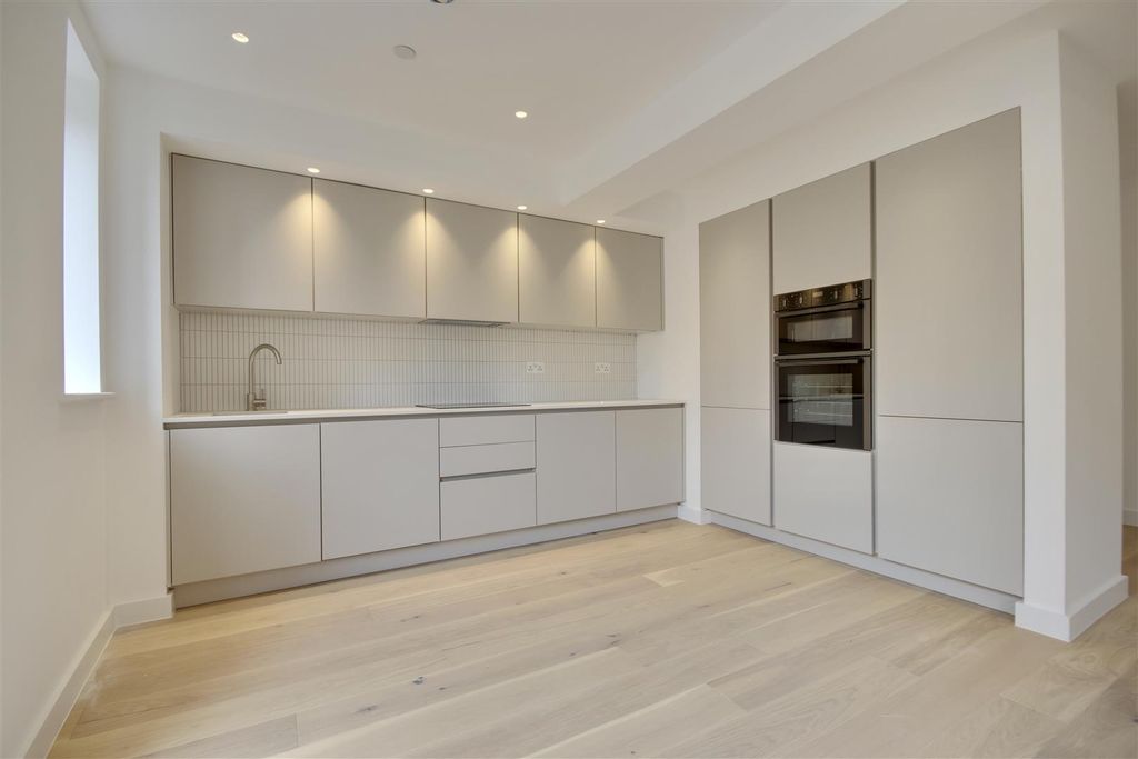 Property photo 2 of 17 76191Bb8-6589-445E-9105-813CE472D275_1_201_A.Jpeg