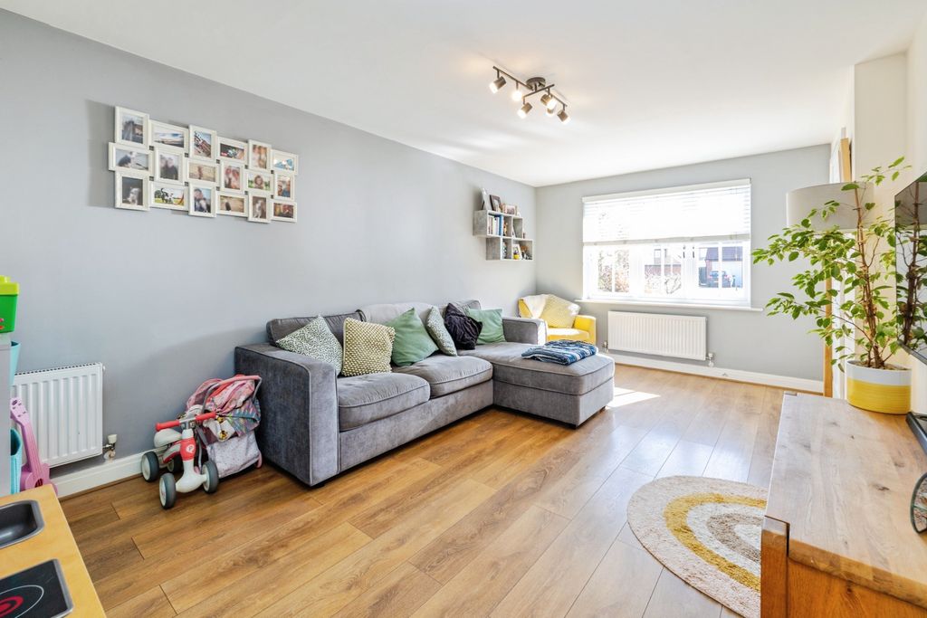 Property photo 3 of 19 Lounge