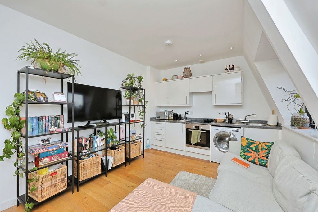 Property photo 3 of 8 Pbox-Img.Jpg