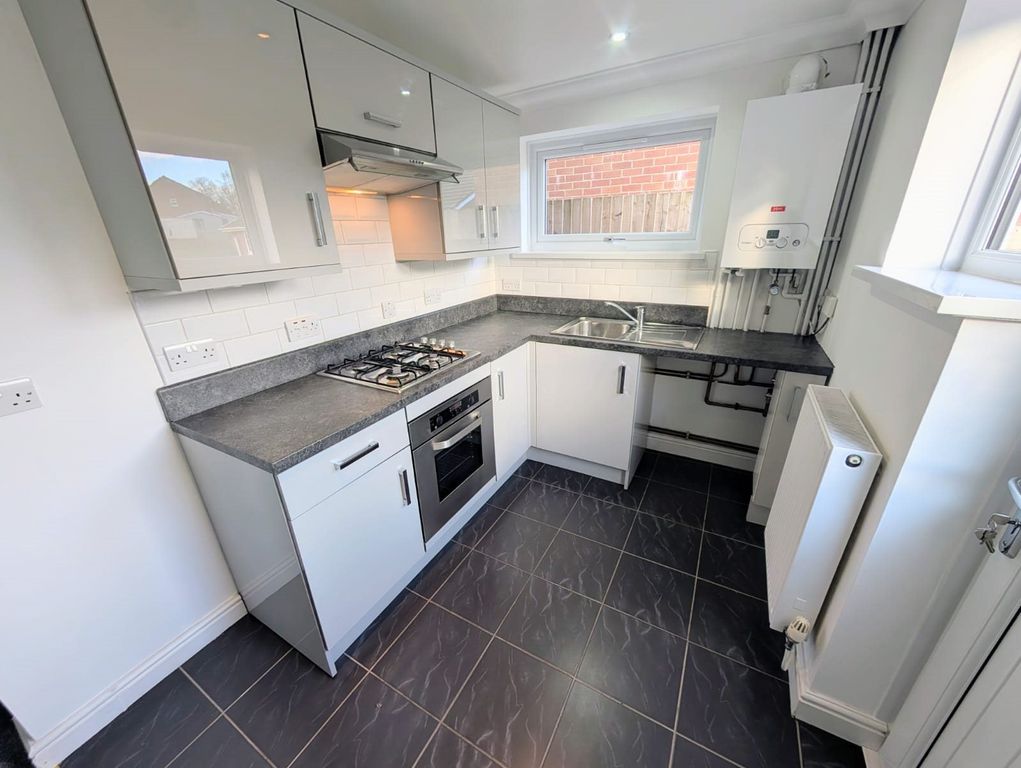 Property photo 3 of 10 Kitchen