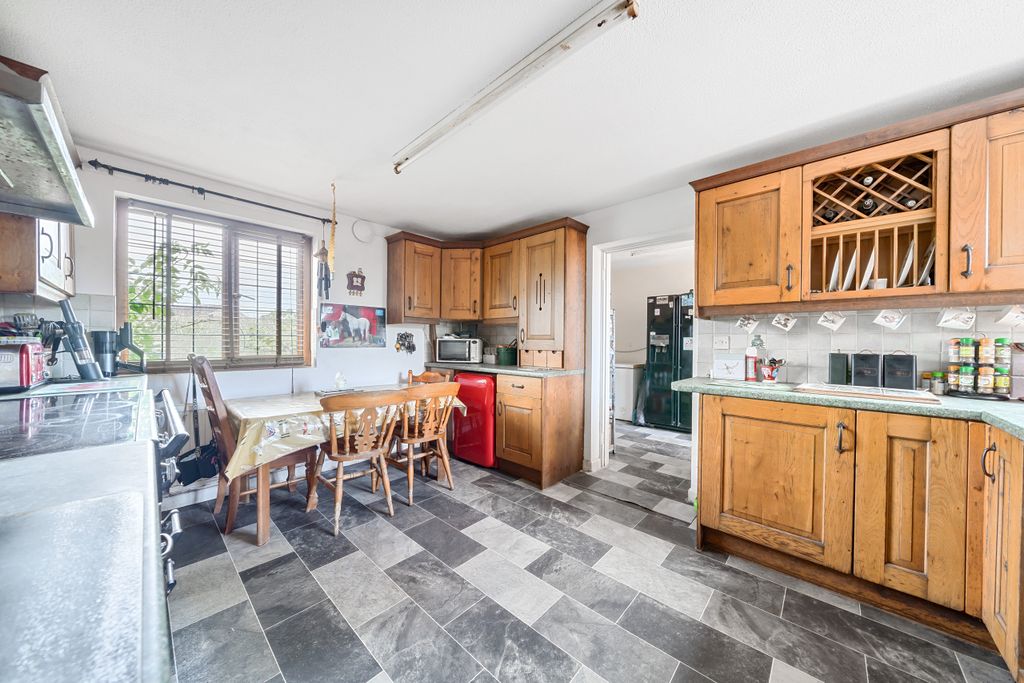 Property photo 3 of 19 Kitchen / Breakfast Room