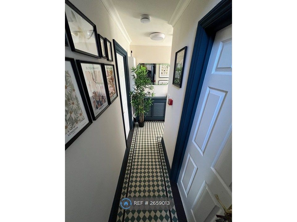 Property photo 2 of 7 Hallway