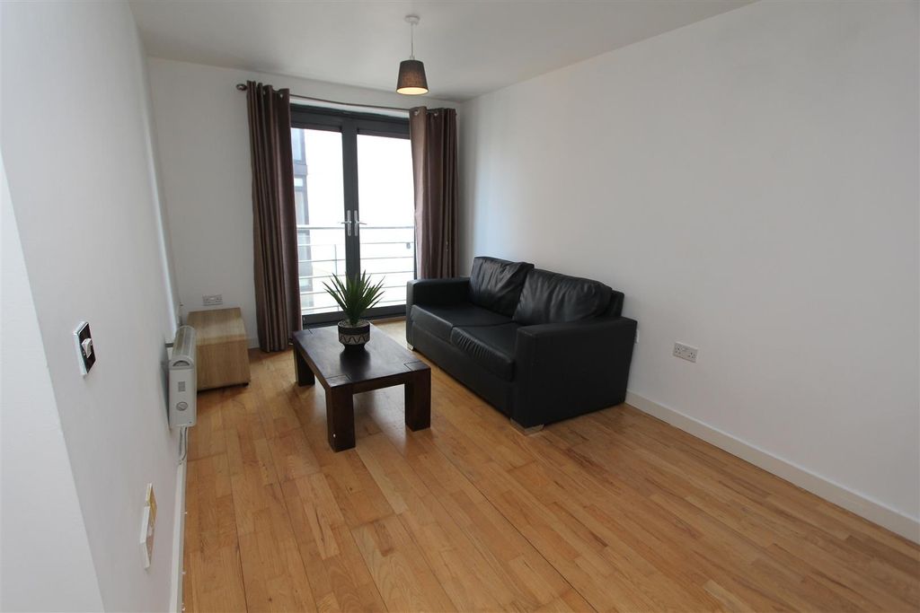 Property photo 1 of 10 Bright Lounge With Sleek Leather Sofa....