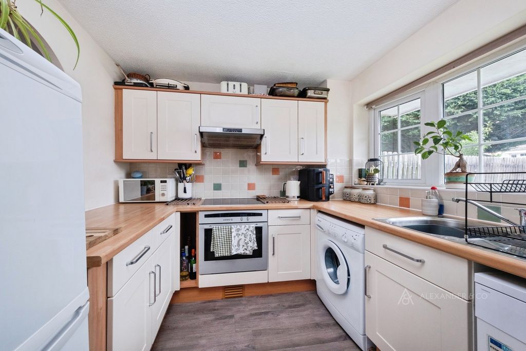 Property photo 2 of 10 Kitchen