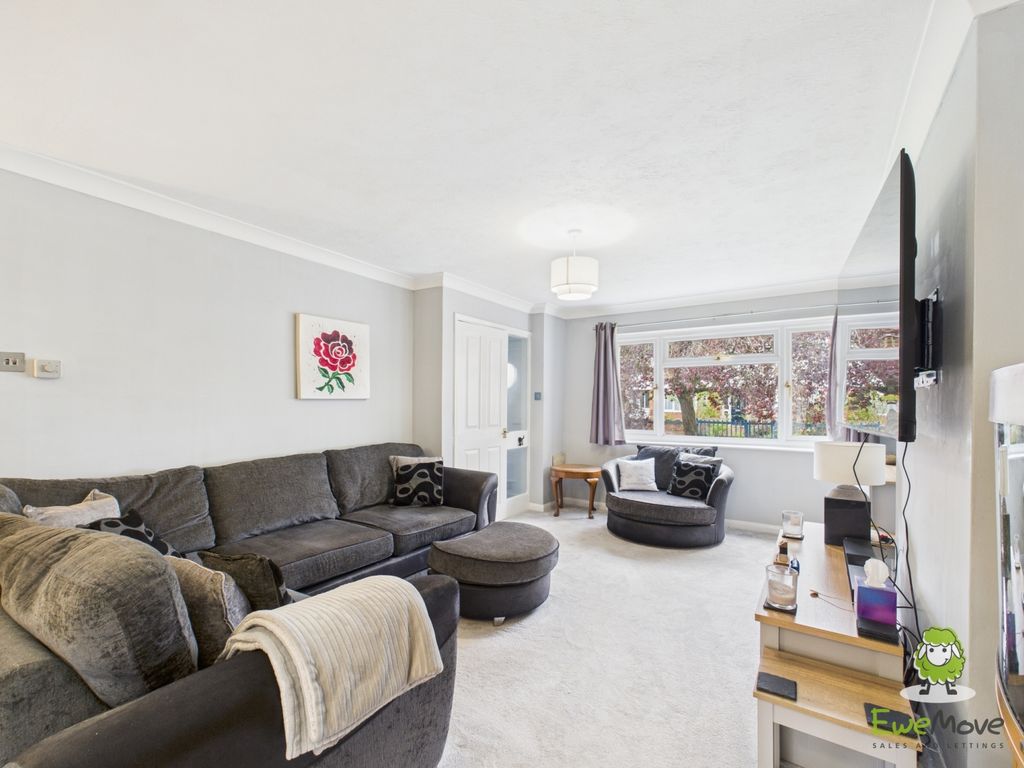 Property photo 3 of 27 Ewemove Estate Agents Basingstoke - Lea Close - Lo