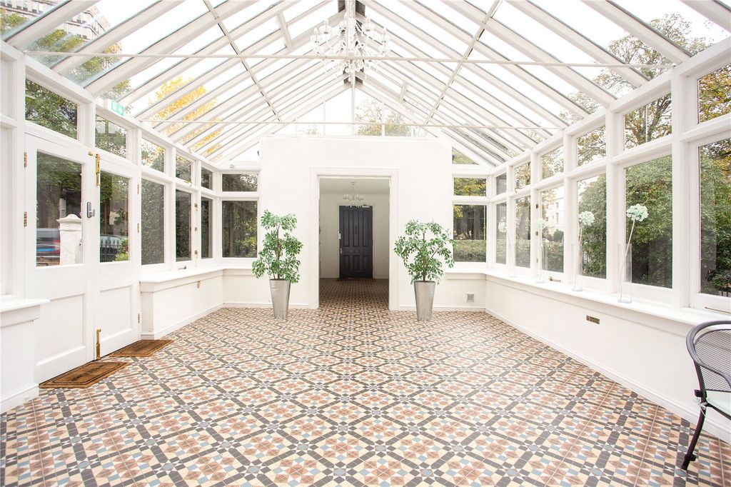 Property photo 2 of 10 Communal Atrium