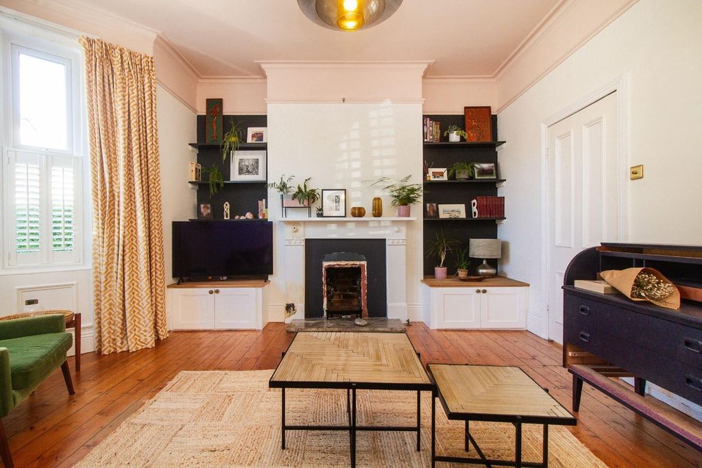 Property photo 2 of 10 Living Room