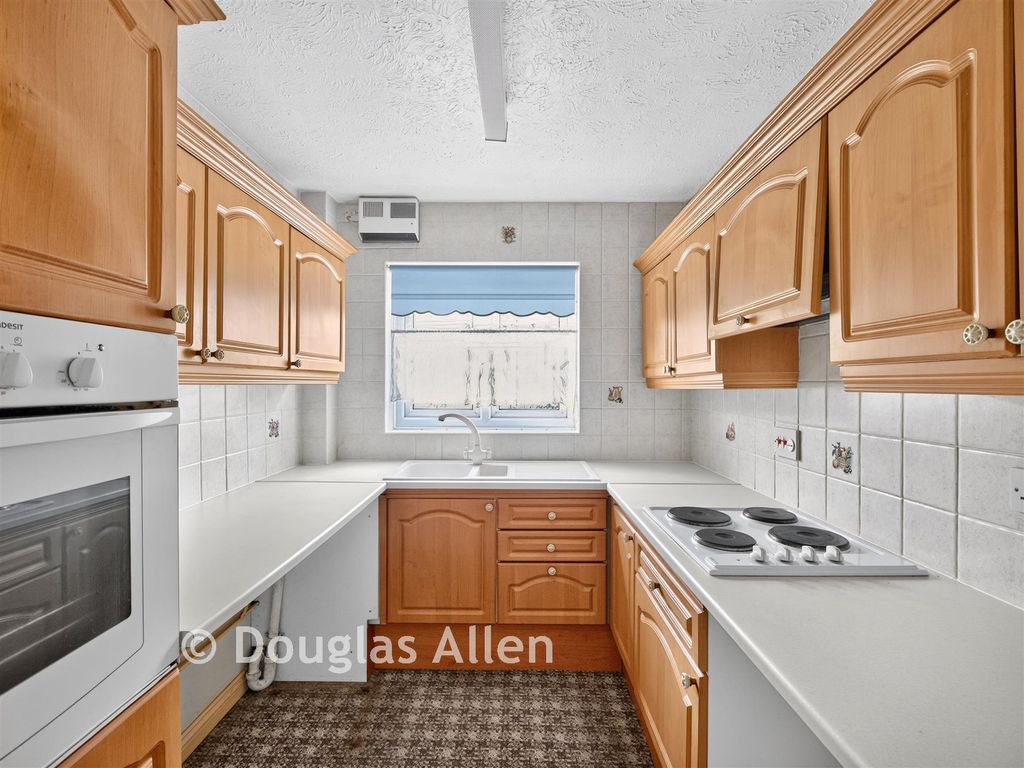 Property photo 3 of 11 Kitchen