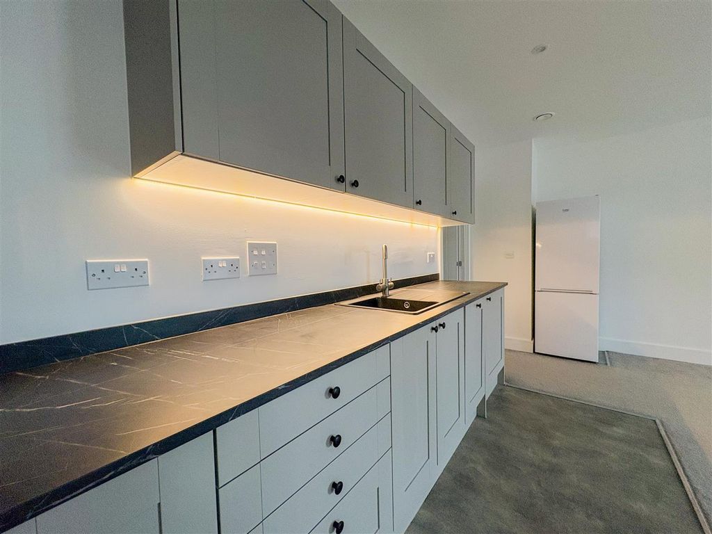 Property photo 3 of 16 Living Room / Kitchen