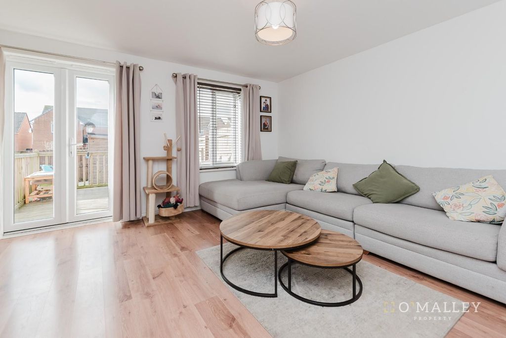 Property photo 2 of 15 Lounge