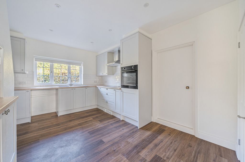 Property photo 2 of 16 1370694-19-68F0E0...