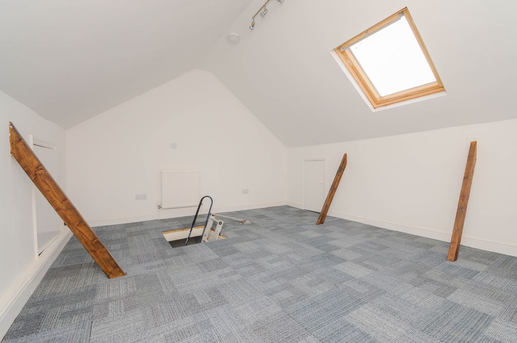 Property photo 3 of 11 Loft Room