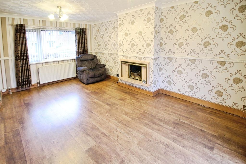 Property photo 3 of 16 Lounge