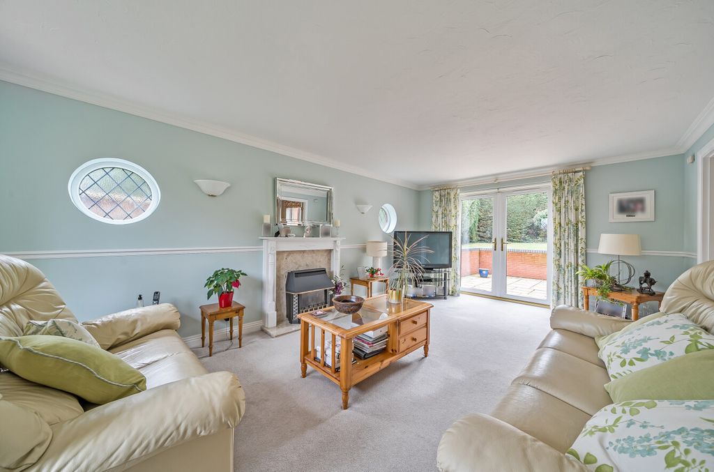 Property photo 3 of 24 Lounge