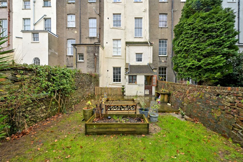 Property photo 2 of 13 Picture No. 15