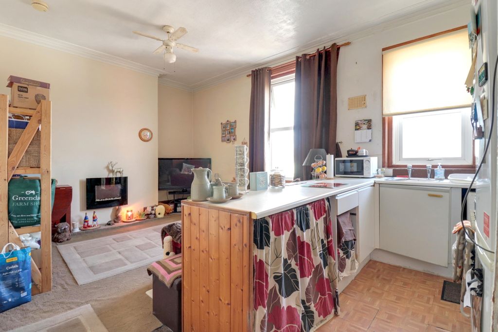 Property photo 3 of 8 Kitchen Lounge