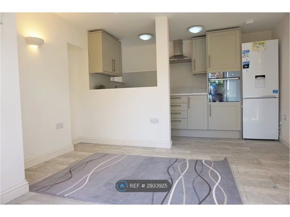 Property photo 2 of 7 Living Room/Kitchen