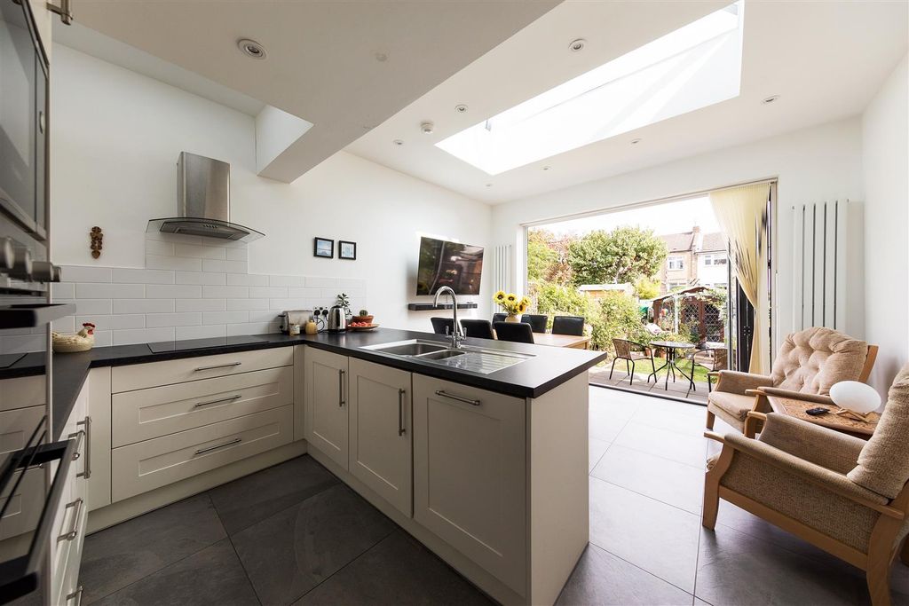 Property photo 2 of 30 Carnarvon Road, E18