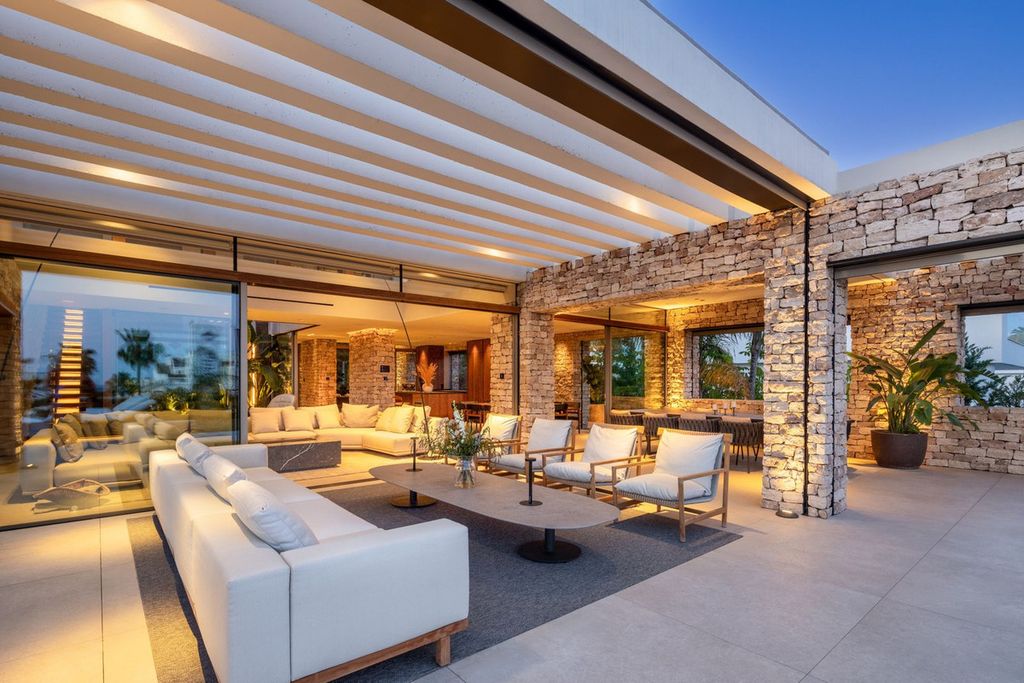 Property photo 2 of 25