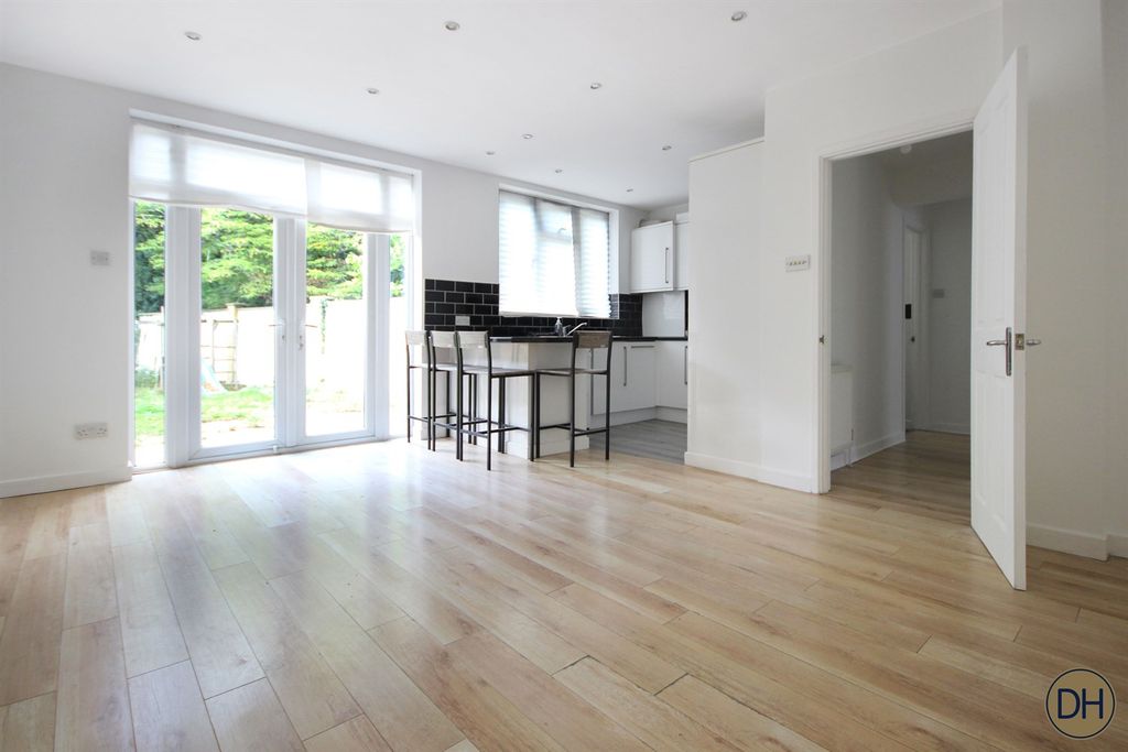 Property photo 3 of 11 Woodford New Road