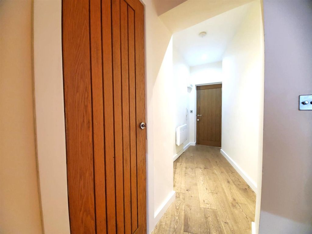 Property photo 2 of 19 Hallway