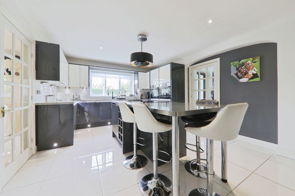 Property photo 3 of 19 4389788