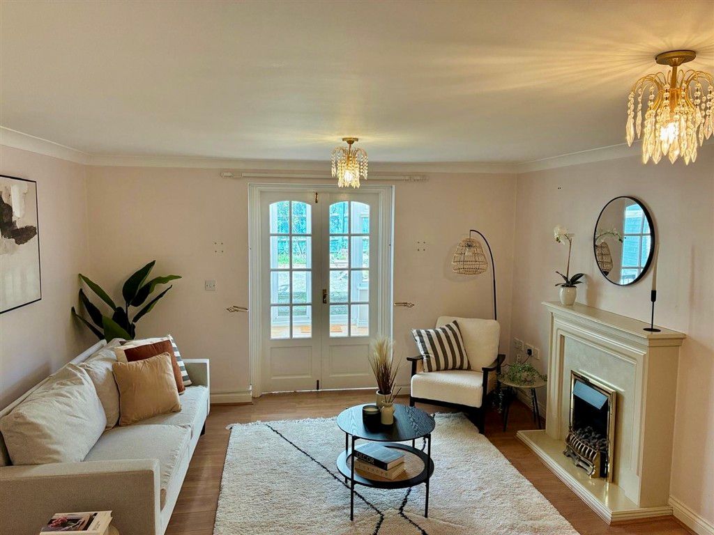 Property photo 3 of 14 Lounge.