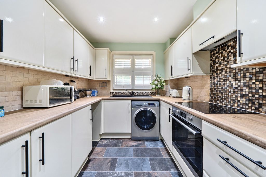 Property photo 3 of 14 Kitchen