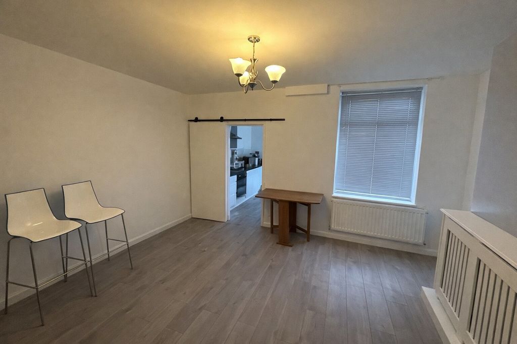 Property photo 3 of 8 Photo 4