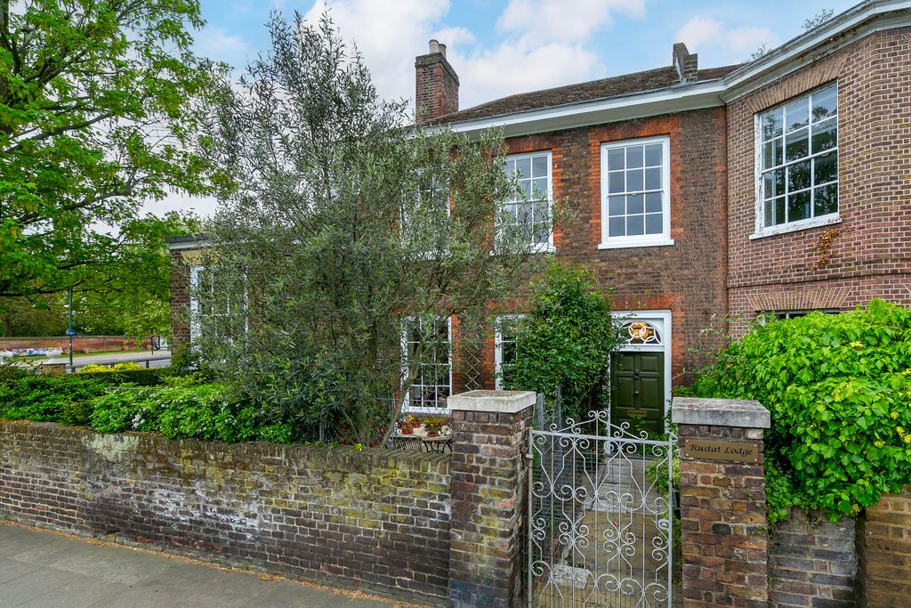 Property photo 1 of 22 Hampton Court Road, East Molesey