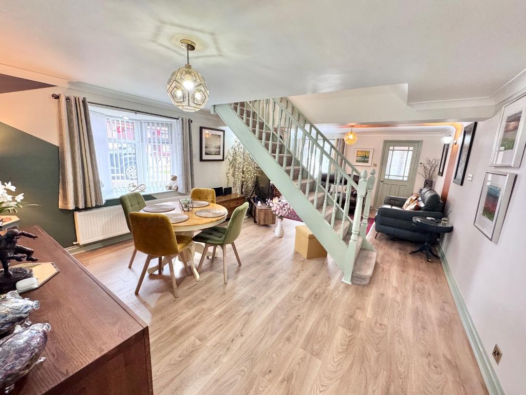 Property photo 3 of 27 Dining Area/ Lounge
