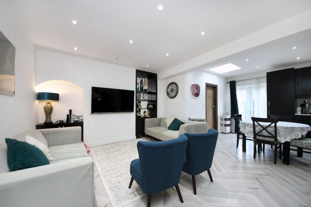 Property photo 2 of 12 Court Way  (6).Jpg