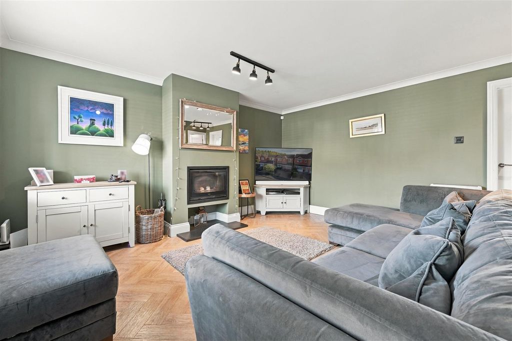 Property photo 2 of 17 Lounge